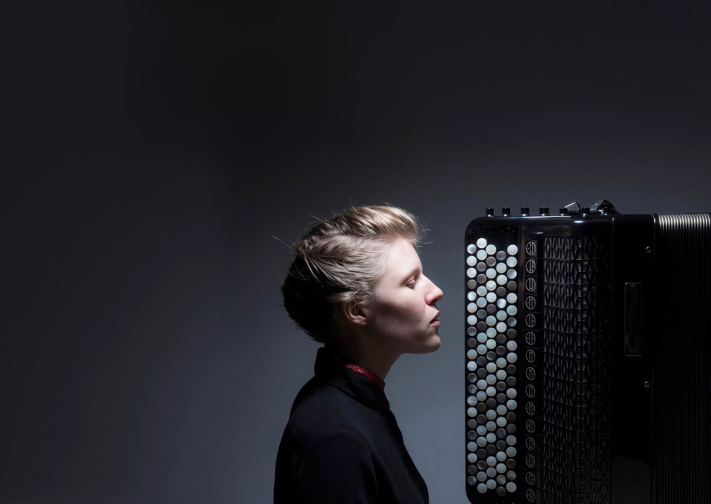 Élodie Soulard in profile, facing her accordion